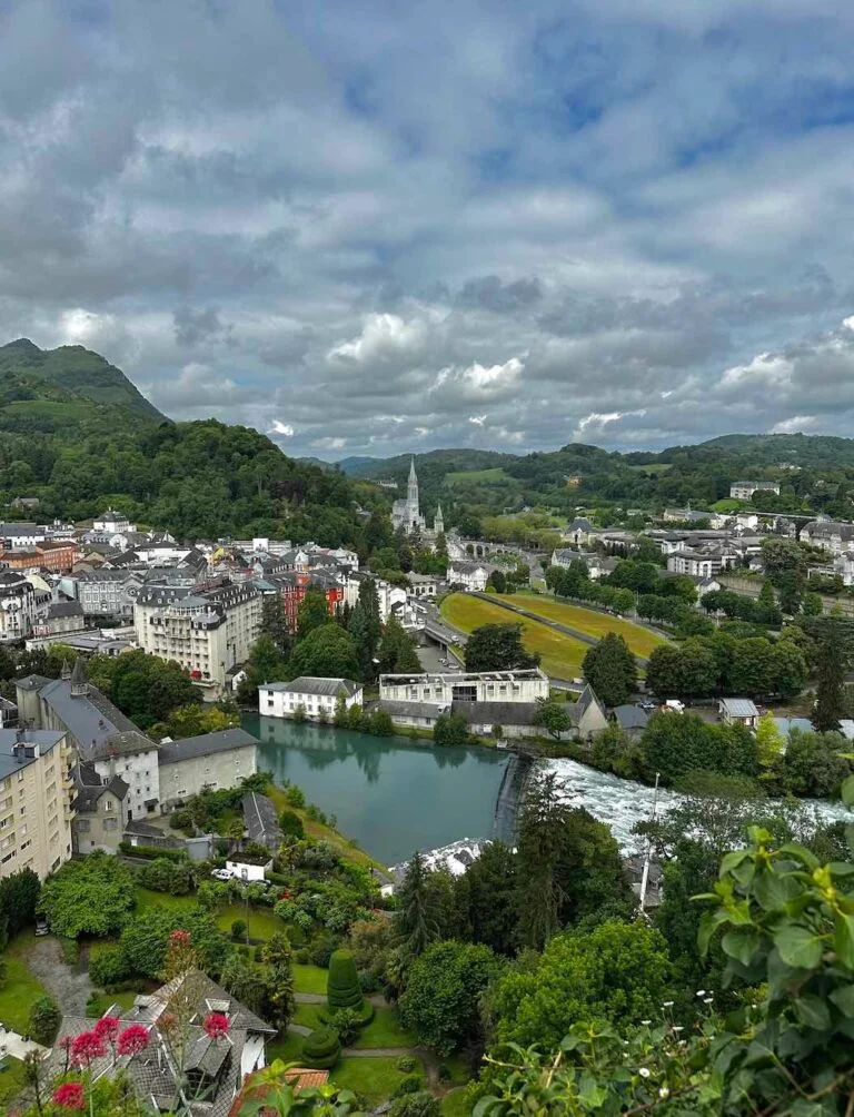 Panorama sur Lourdes, son Sanctuaire et les contreforts des Pyrénées