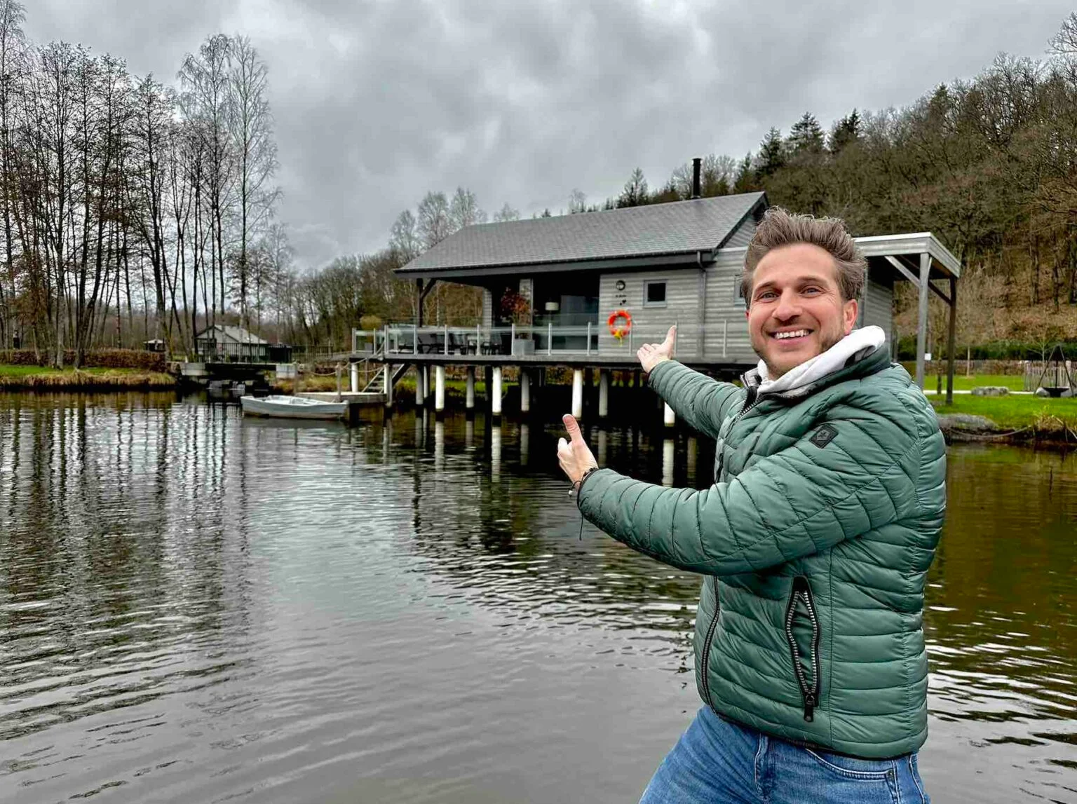 Lodge en bois posé au bord de l’eau au Domaine de Waillimont