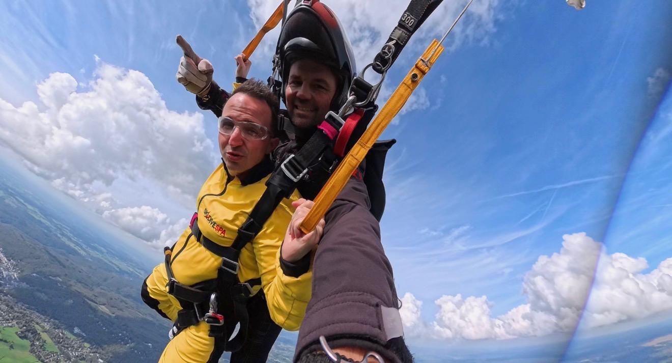 L’expérience du saut en parachute tandem de Gary de Radio Contact chez Skydive Spa