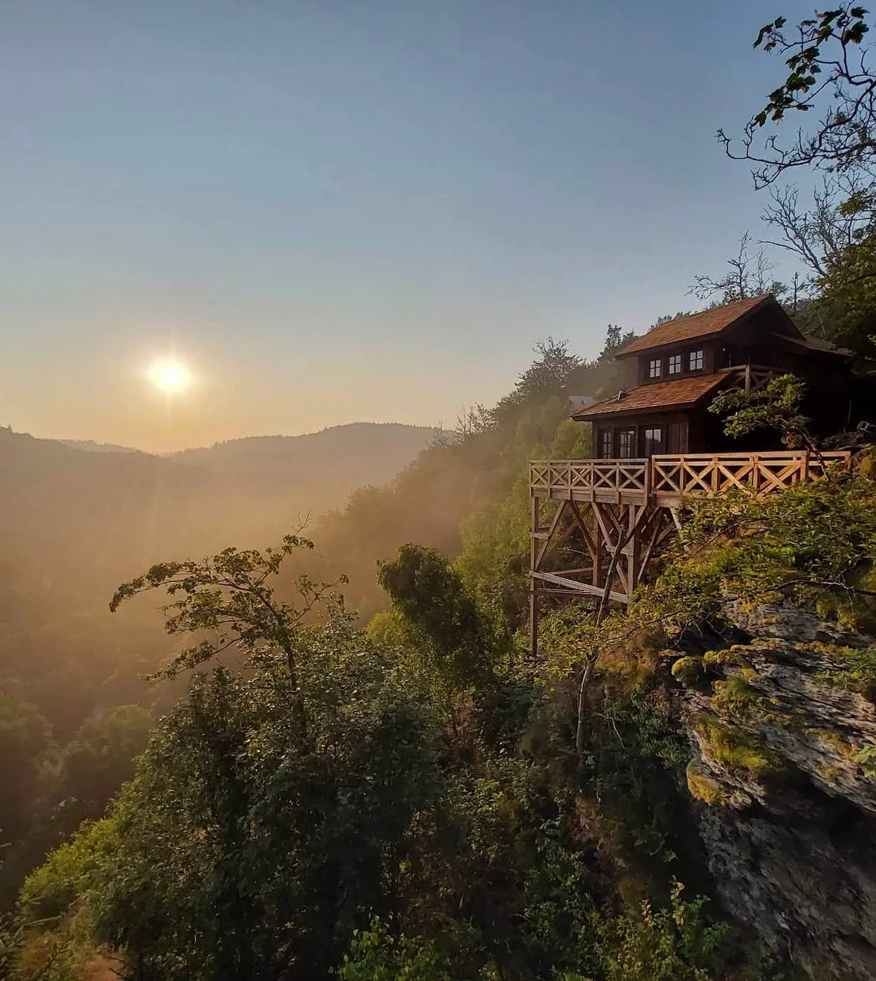 Cabane de Rensiwez sur une crête boisée au coucher du soleil