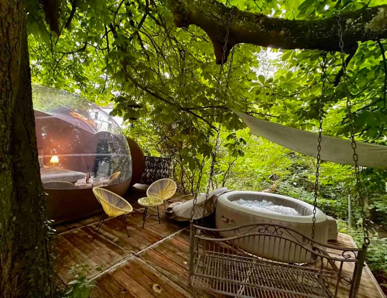 Bulle transparente et jacuzzi privatif sous les arbres au Moulin des Saules