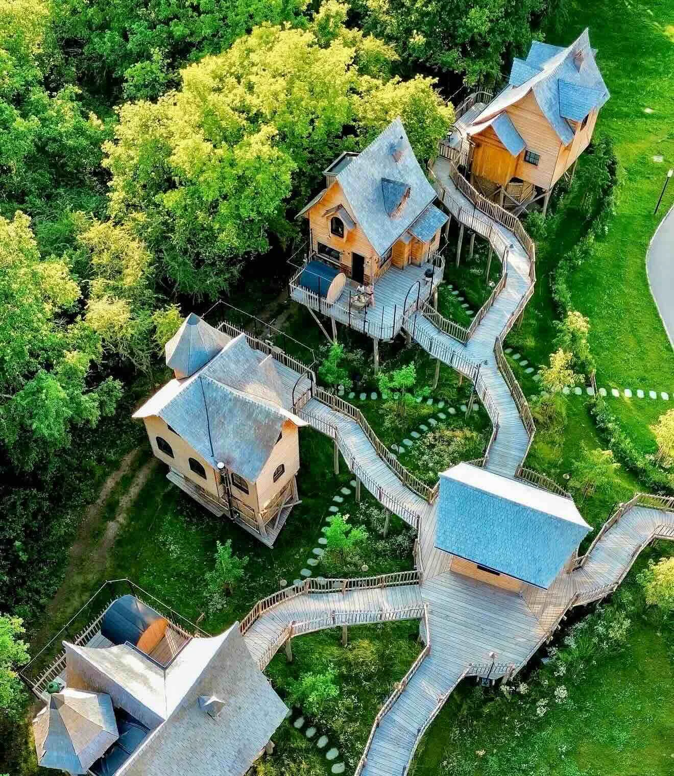 Vue aérienne des Treelodges et de leurs passerelles au Mont-des-Pins