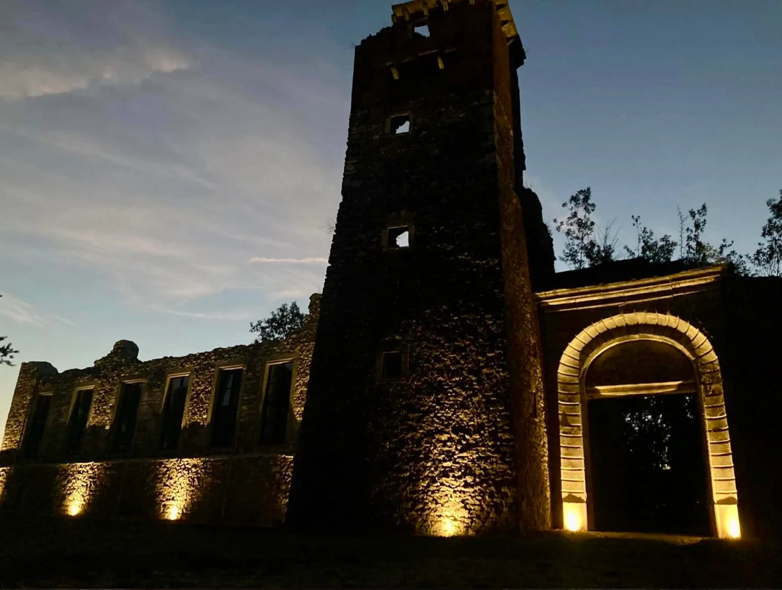 Ruines du château d’Aische-en-Refail illuminées en soirée