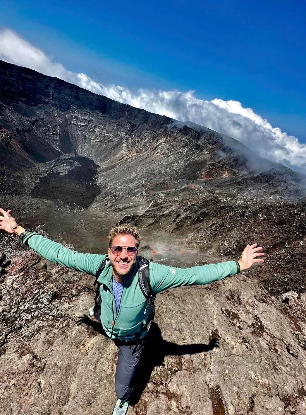 Randonneur devant le cratère du Piton de la Fournaise à La Réunion