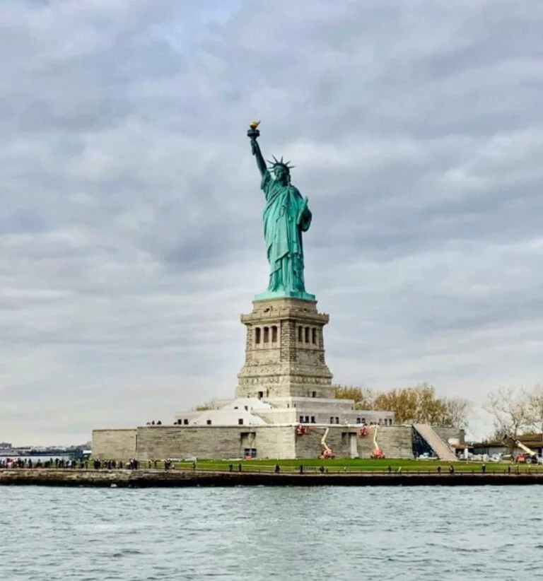 La Statue de la Liberté vue depuis l’eau à New York