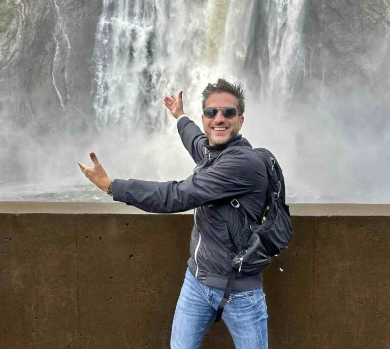 Voyageur devant la chute Montmorency au Québec