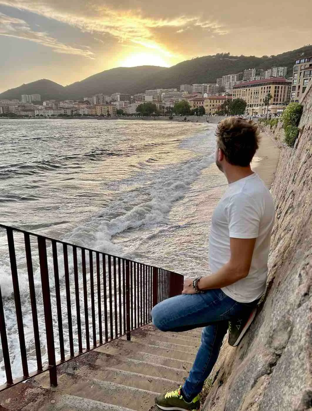 Voyageur face au golfe d’Ajaccio au coucher du soleil en Corse
