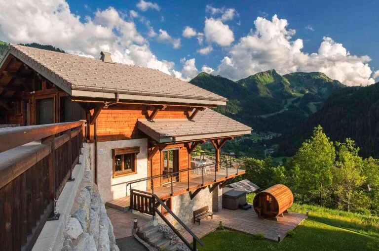 Chalet Bovard dominant les montagnes et la vallée de Châtel en Haute-Savoie