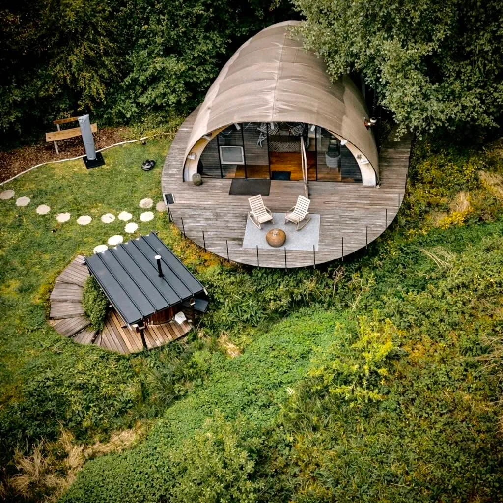 Tente glamping Room8 et bain nordique au milieu d’un parc arboré à Huldenberg