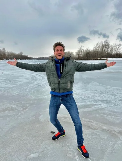 Voyageur sur un lac gelé pendant un road trip hivernal au Québec