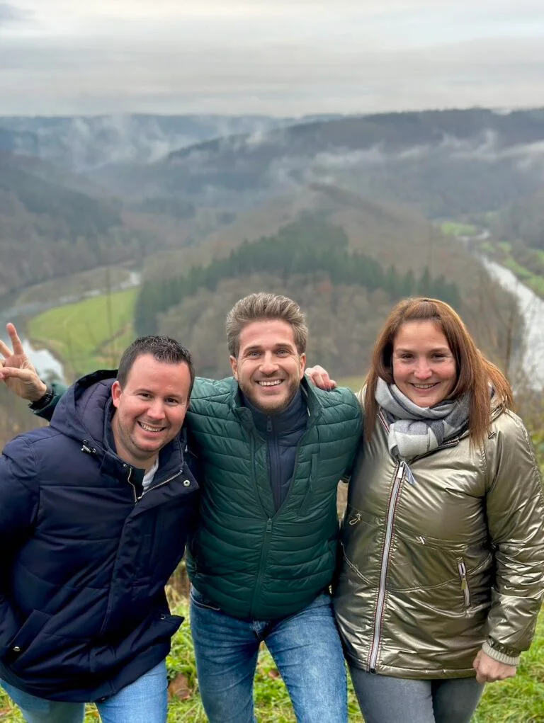 Voyageurs devant le panorama de Rochehaut et le méandre de la Semois