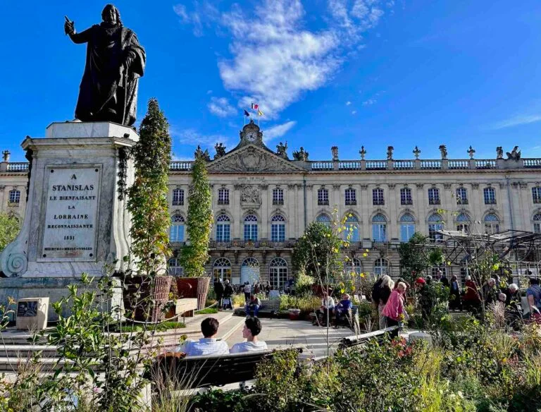 Place Stanislas à Nancy avec la statue de Stanislas et l’hôtel de ville