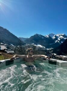 Les Chalets Bovard, situés à Châtel, au cœur du domaine skiable des Portes du Soleil, offrent une expérience haut de gamme pour des vacances en famille ou entre amis
