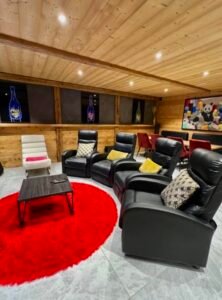 ur des soirées exceptionnelles, le Chalet Spencer dispose de sa propre salle de cinéma privée. Installez-vous confortablement dans des fauteuils inclinables en cuir, et profitez d’un écran haute définition pour regarder vos films et séries préférés. Cette pièce est pensée pour une expérience immersive, parfaite pour des moments de détente après une journée de ski.