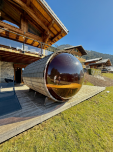 Après une journée à skier sur les 600 km de pistes des Portes du Soleil, offrez-vous un moment de relaxation absolue dans le sauna panoramique du Chalet Spencer. Profitez d’un cadre apaisant avec une vue spectaculaire sur les sommets enneigés. Et pour une expérience encore plus inoubliable, détendez-vous dans le jacuzzi extérieur tout en admirant les paysages alpins. Imaginez-vous sous un ciel étoilé, plongé dans une eau chaude, entouré par la neige : le luxe à l’état pur.
