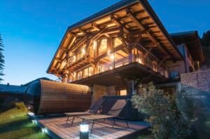 Le Chalet Spencer est une véritable œuvre d’architecture mêlant bois noble, matériaux haut de gamme et design moderne. Ce chalet de luxe à Châtel est pensé pour offrir une expérience unique, avec de grands espaces de vie, une ambiance chaleureuse et des équipements exclusifs.