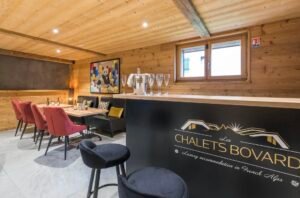 Le Chalet Spencer ne se limite pas à l’hébergement : il est conçu pour le divertissement et la convivialité. La salle de jeux est équipée d’un billard, d’un espace bar et d’une décoration moderne et colorée. Cet espace est idéal pour passer du temps ensemble, que ce soit autour d’une partie de billard ou d’un verre après le dîner.